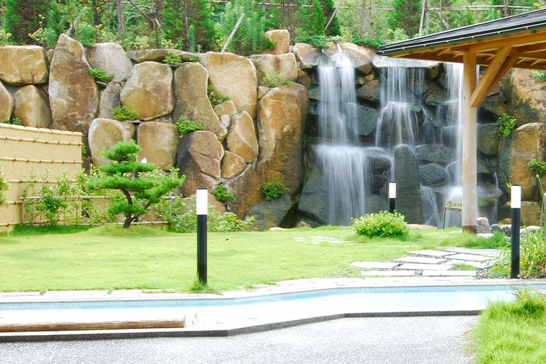 滝を望む寝湯